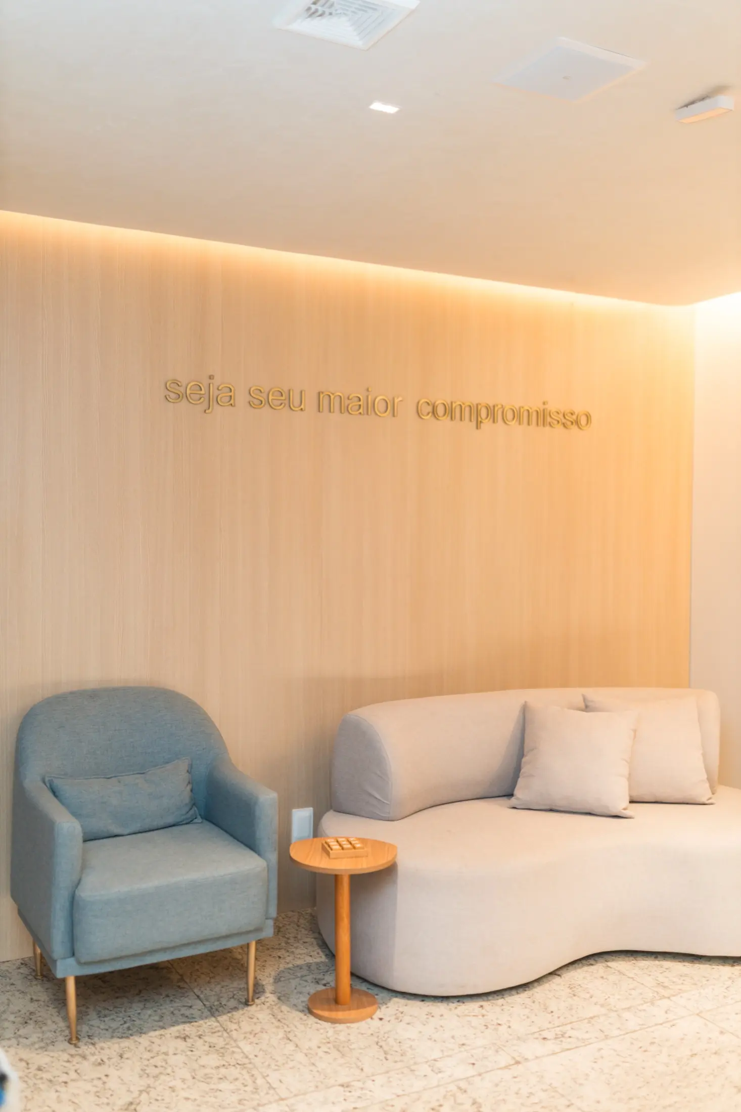 Sala de espera do Instituto Blu com a frase seja seu maior compromisso na parede